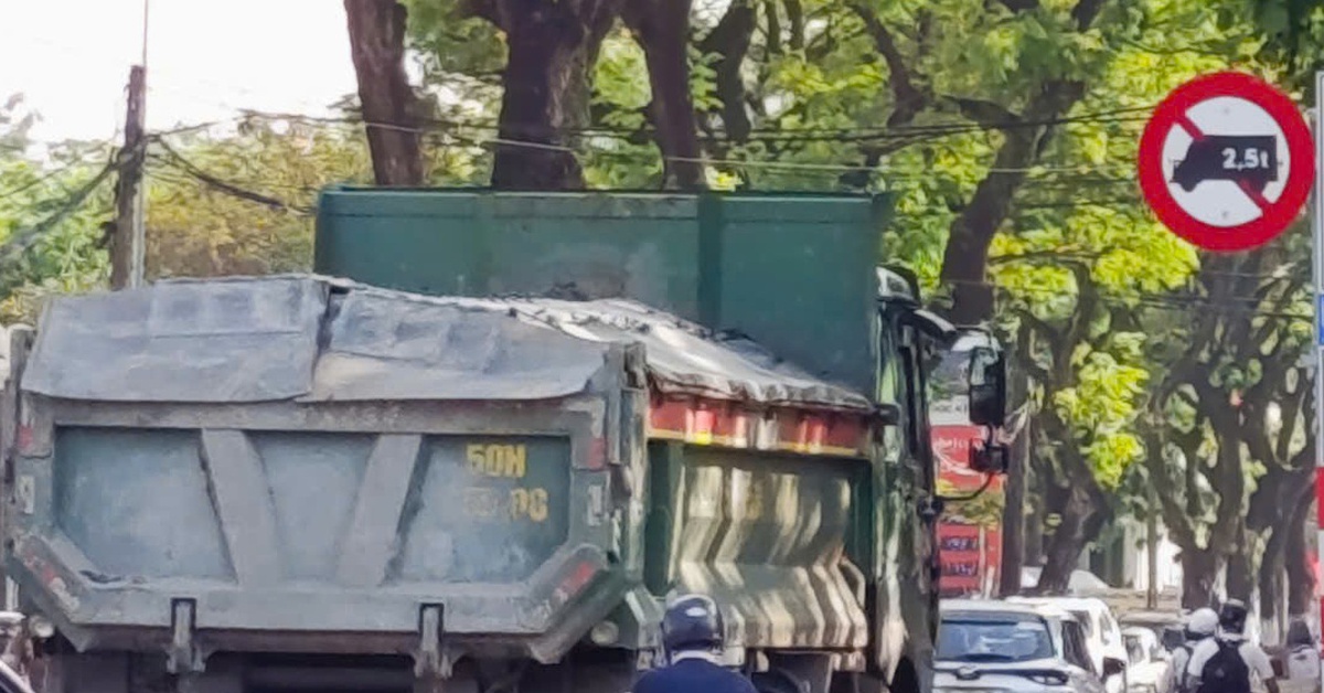 Loạt xe ben chở đất bất chấp đi vào đường cấm, giờ cấm giữa trung tâm Đà Nẵng