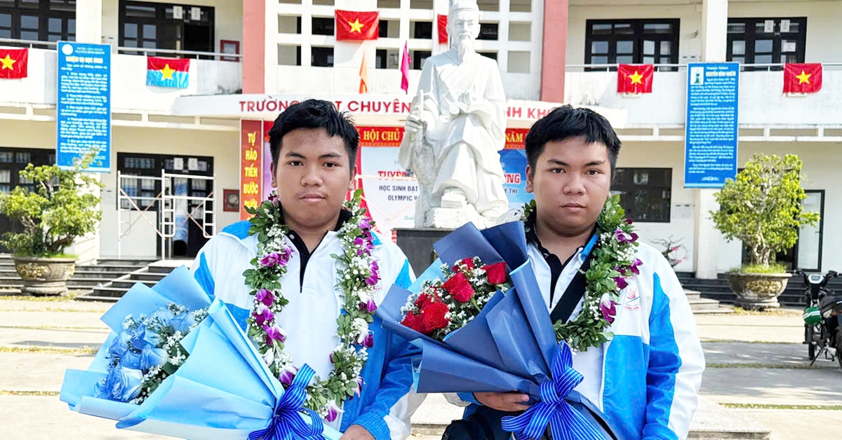 Cặp song sinh giành huy chương vàng toán quốc tế được thưởng 300 triệu đồng