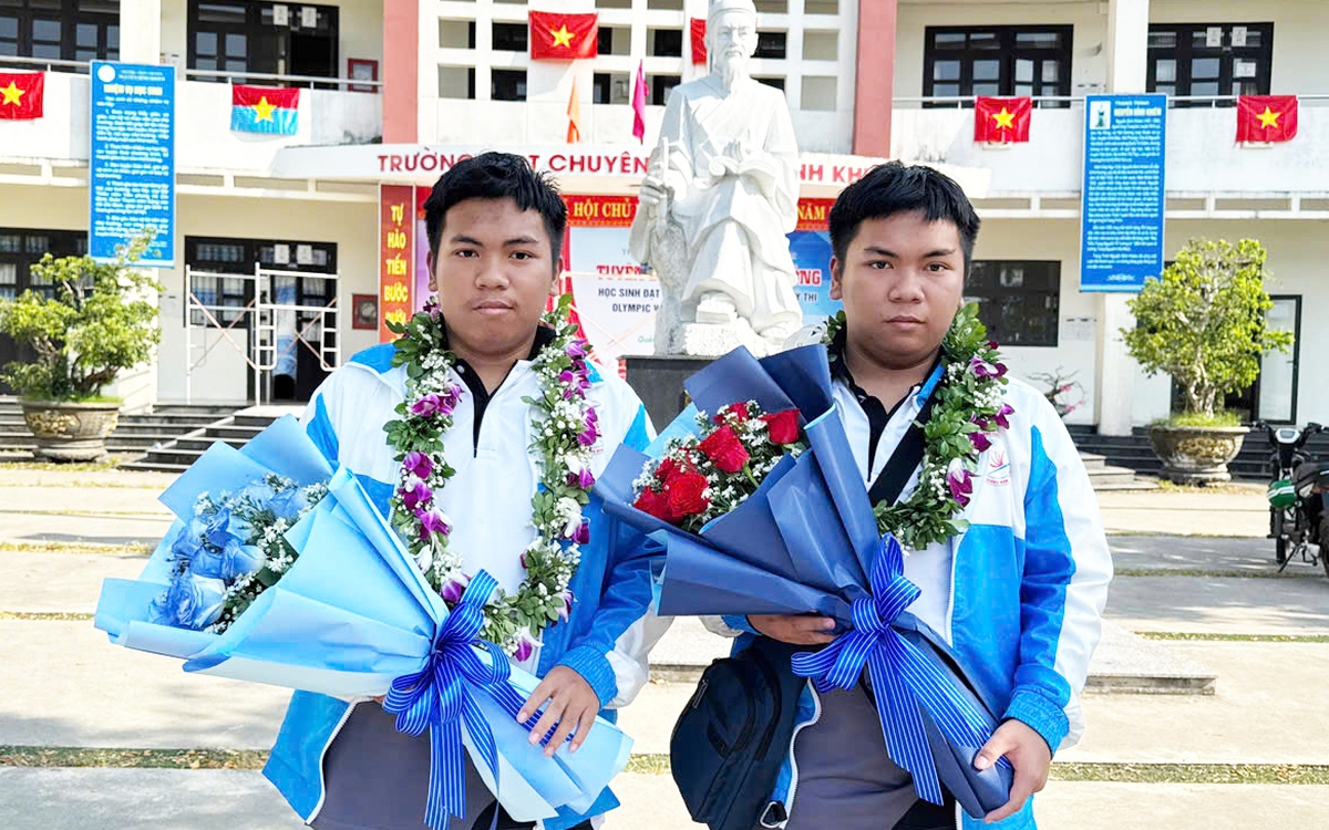 Cặp song sinh giành huy chương vàng toán quốc tế được thưởng 300 triệu đồng