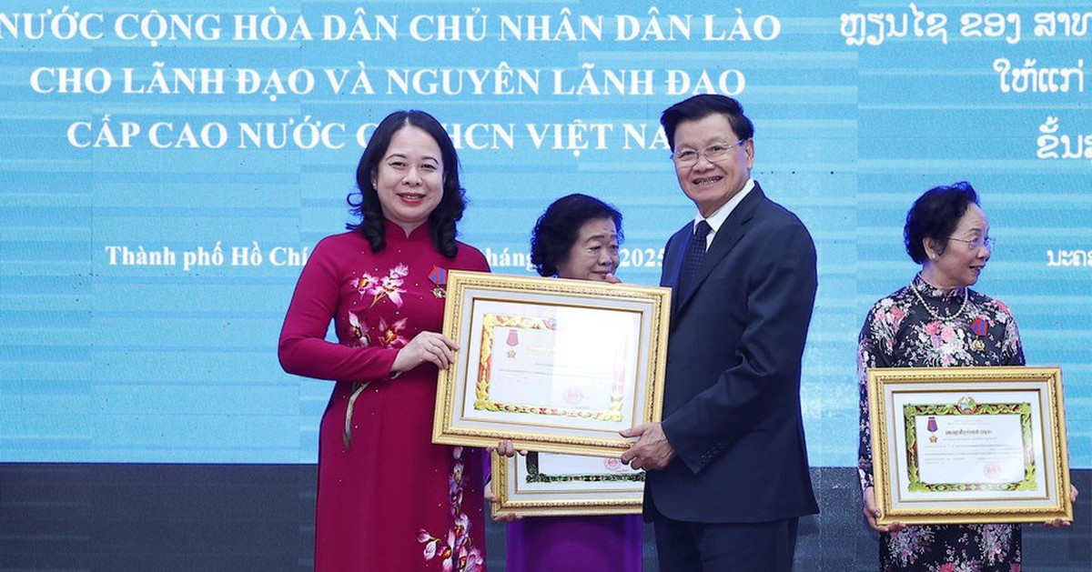 Tổng Bí thư, Chủ tịch nước Lào trao huân chương cao quý cho các lãnh đạo, nguyên lãnh đạo Việt Nam