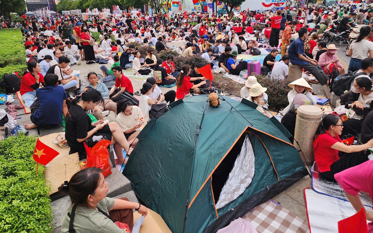 Trời chưa tắt nắng người dân đã trải bạt, dựng lều 'xí chỗ' đợi xem diễu binh mừng đại lễ 30-4