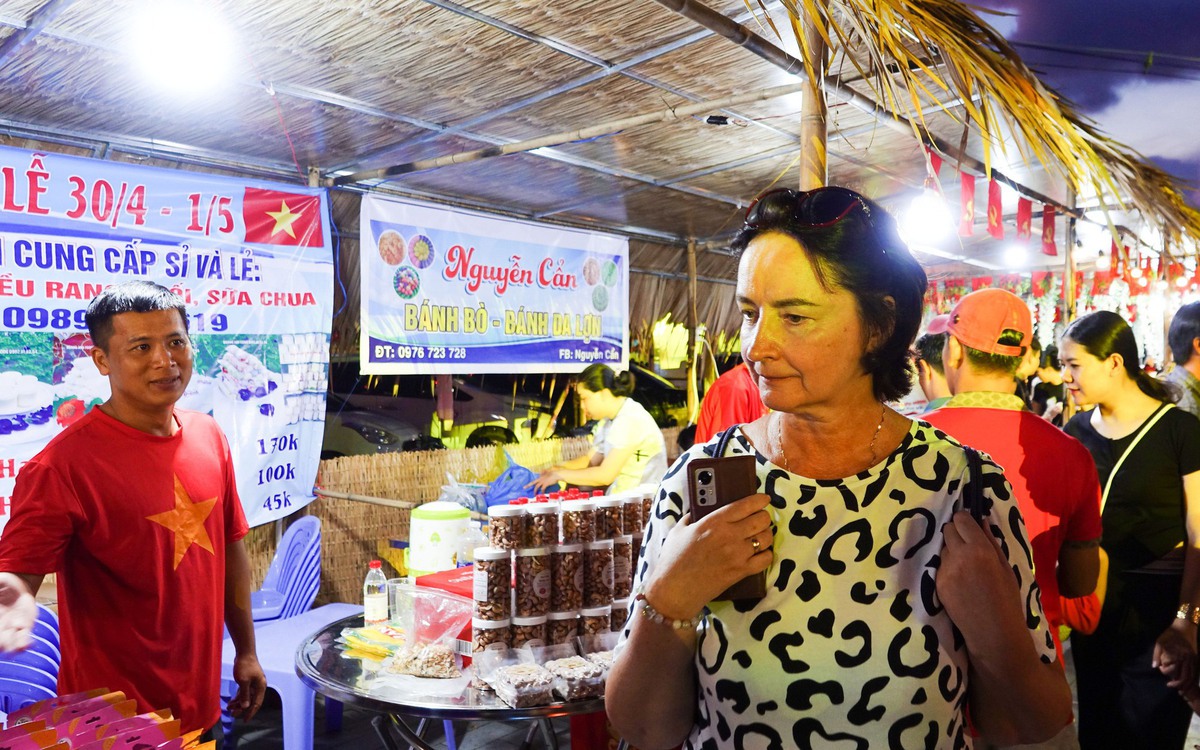 Hàng ngàn du khách đến tham quan Ngày hội du lịch, ẩm thực Phú Quốc năm 2025
