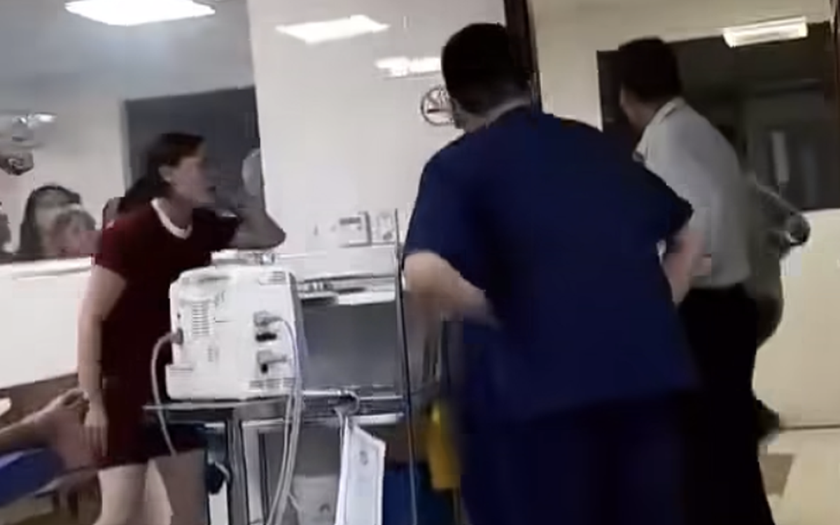 Điều dưỡng bị đạp vào bụng khi đang cấp cứu: Xử lý nghiêm để răn đe