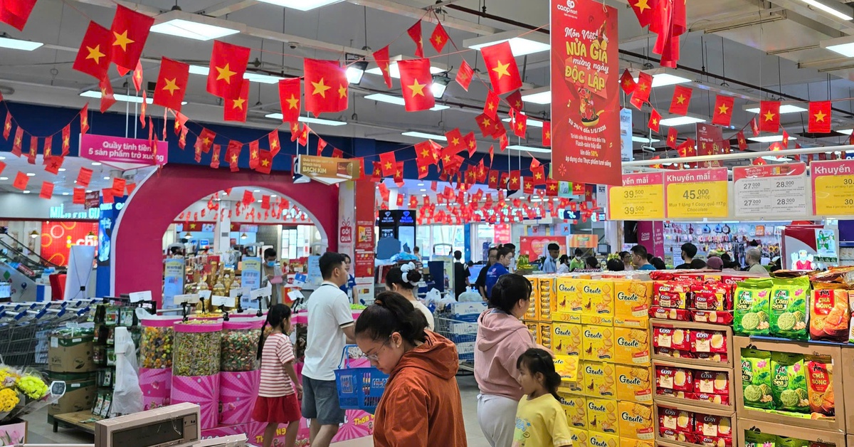 Siêu thị đồng loạt 'thay áo đỏ', đua khuyến mãi mừng đại lễ