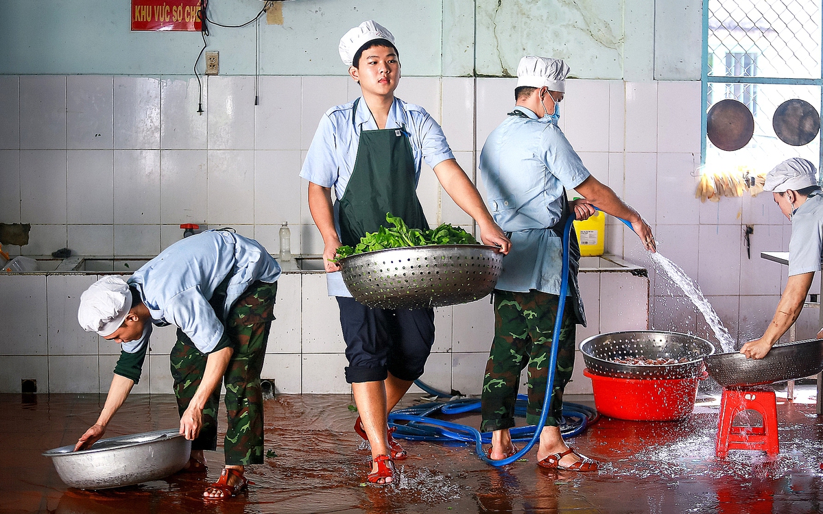 Vào bếp xem bữa ăn ‘5 sao’ của chiến sĩ tập diễu binh, diễu hành