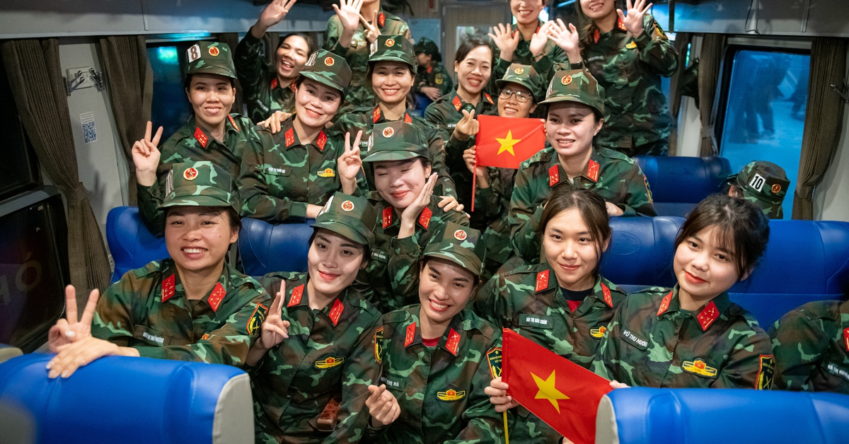 Lực lượng diễu binh của Bộ Quốc phòng bắt đầu hành quân vào Nam