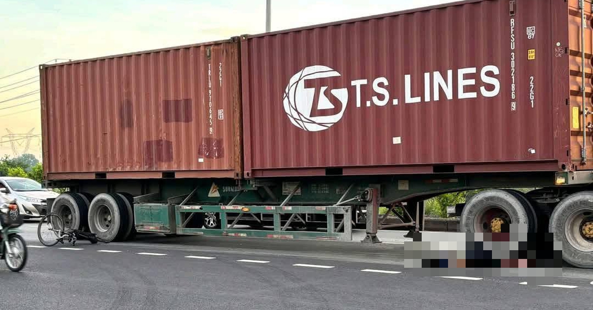 Xe container cán chết một phụ nữ đi xe đạp tập thể dục trên đường