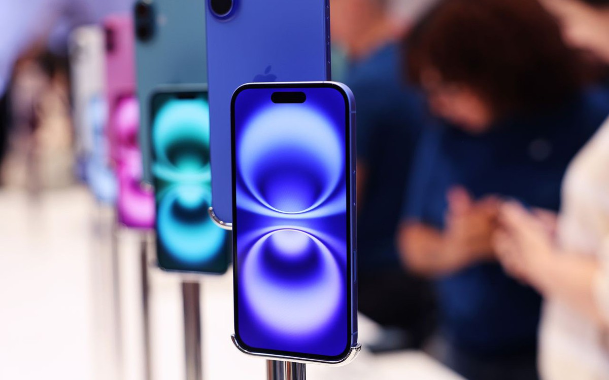 Mỹ áp thuế, vốn hóa Apple 'bốc hơi' 300 tỉ, cổ phiếu công nghệ chao đảo