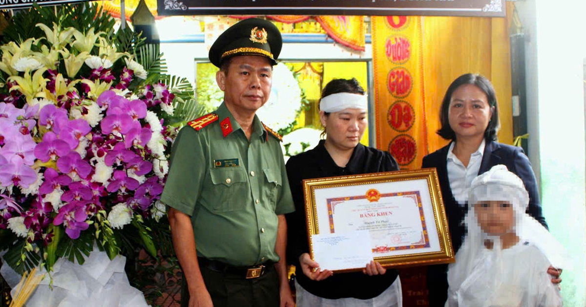 Truy tặng bằng khen cho anh Huỳnh Trí Phúc, người hy sinh khi làm nhiệm vụ