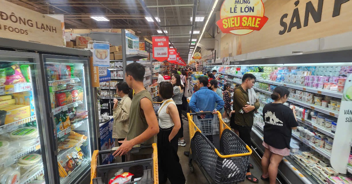 Lễ 30-4: Hàng khuyến mãi hút khách, nhiều điểm vui chơi, ăn uống 'khóa sổ' từ sớm