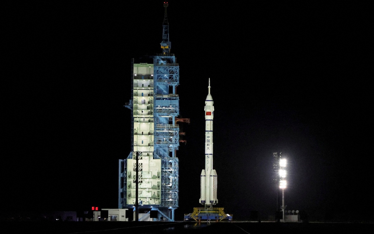 Tàu Thần Châu-19 của Trung Quốc hạ cánh thành công sau sứ mệnh kéo dài sáu tháng