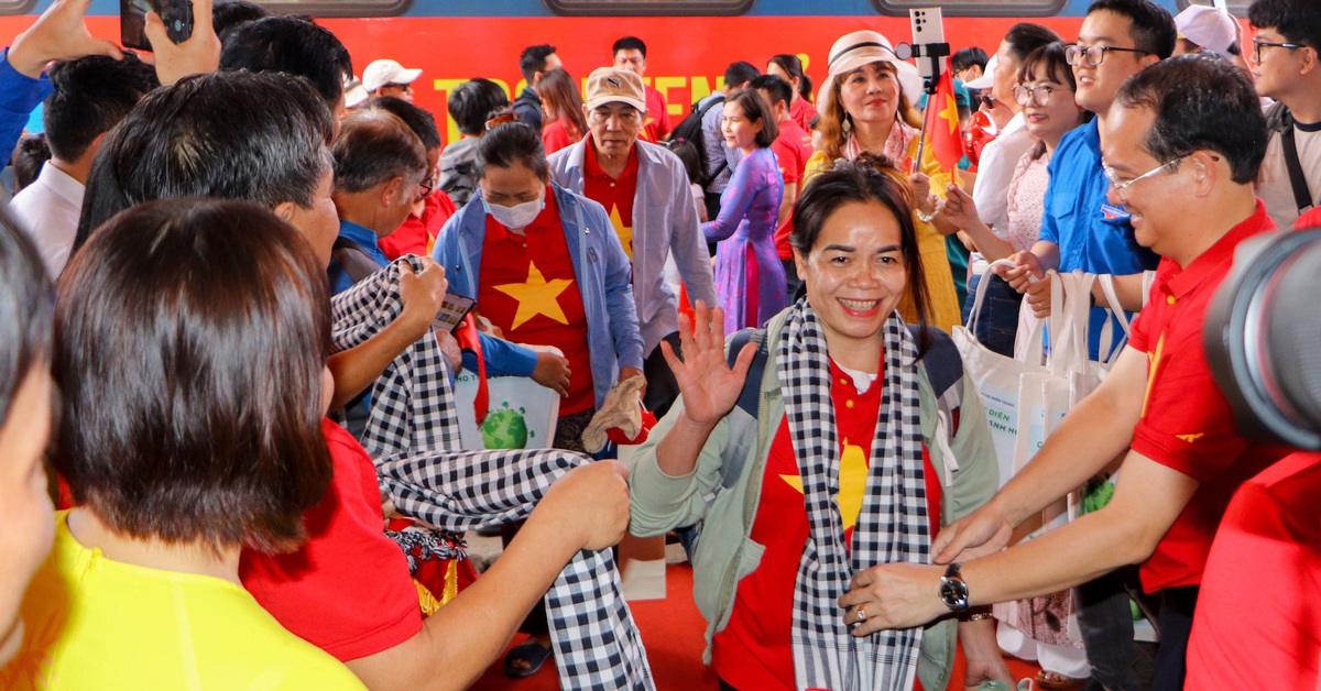 Ga Đà Nẵng tràn ngập cờ hoa đón 'Đoàn tàu Thống Nhất'
