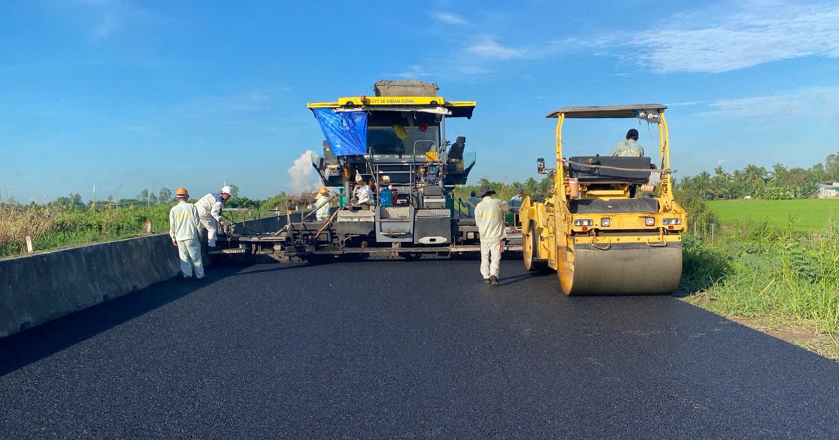 Công nhân thi công xuyên lễ nâng cấp mặt đường cao tốc Lộ Tẻ - Rạch Sỏi
