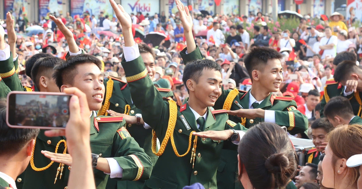 Đoàn diễu binh xuống phố, chiến sĩ đi giữa vòng tay người dân