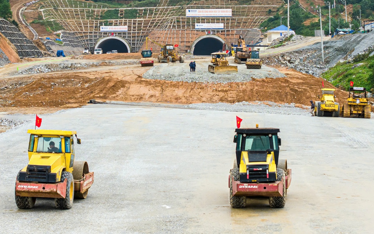 Đào thông hầm dài nhất cao tốc Bắc - Nam đúng dịp kỷ niệm 50 năm thống nhất non sông