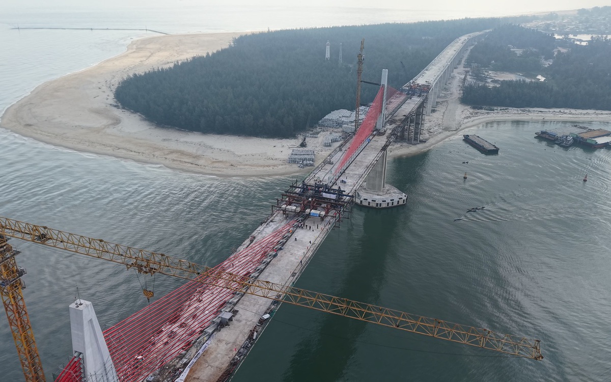 Hợp long cầu vượt biển dài nhất miền Trung