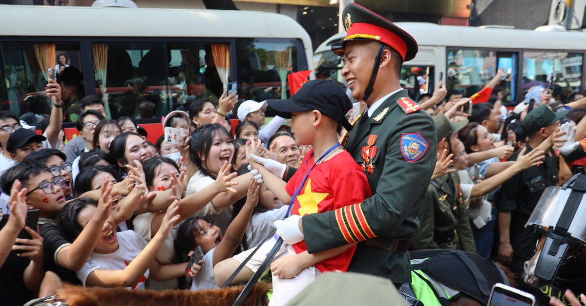 Đoàn diễu binh xuống phố, trùng trùng đoàn quân đi trong vòng tay nhân dân