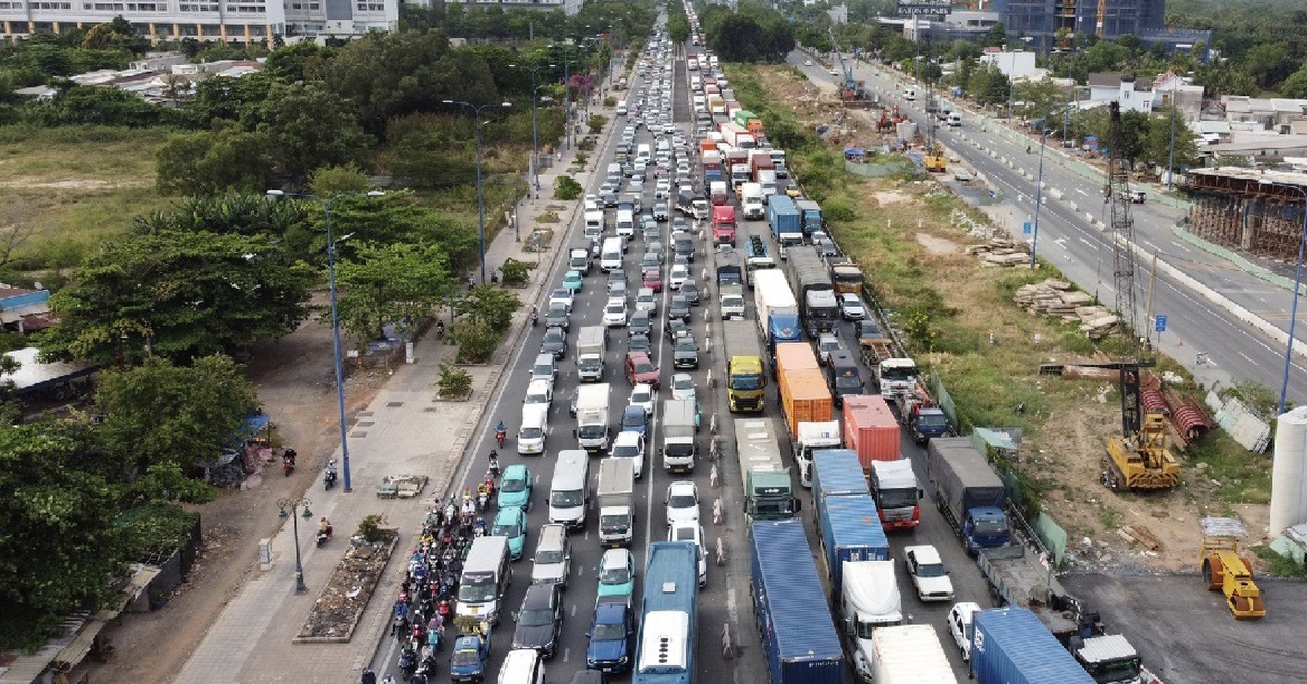 Kẹt xe kéo dài trên cao tốc TP.HCM - Long Thành - Dầu Giây, CSGT đóng nút vào