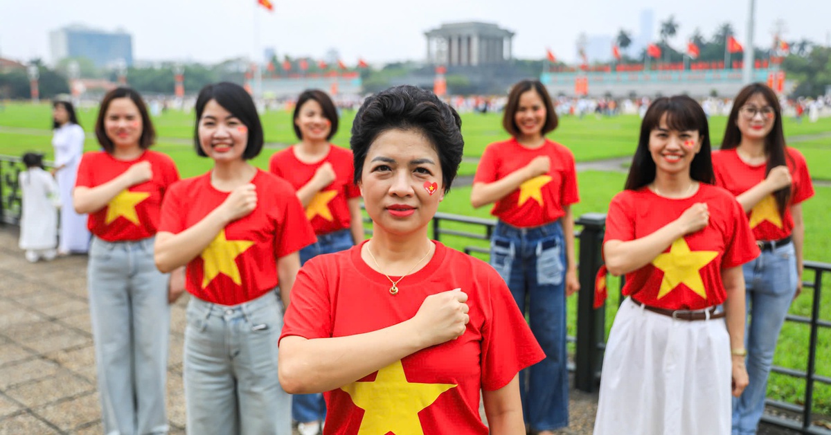Dòng người như thác đổ về lăng Bác, bạn trẻ tự hào và biết ơn trong hòa bình