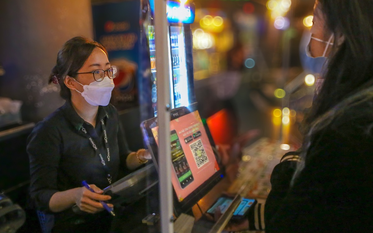 Sinh viên làm thêm xuyên lễ, kiếm tiền triệu mỗi ngày