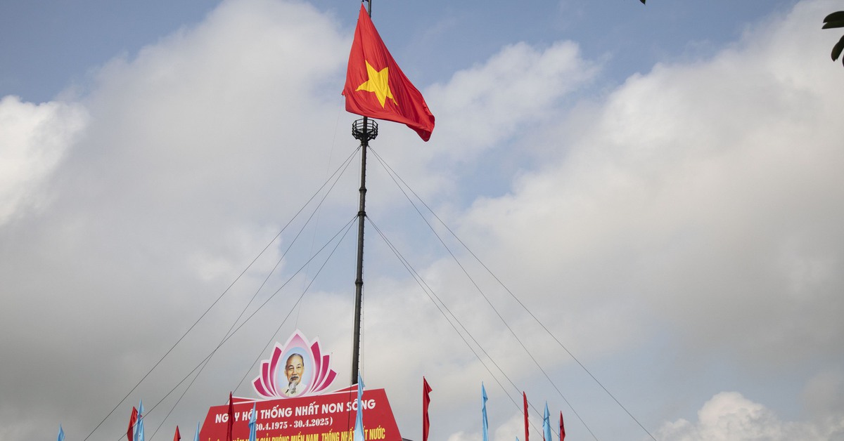 Trang trọng lễ thượng cờ Thống nhất non sông kỷ niệm 50 năm Ngày Giải phóng miền Nam
