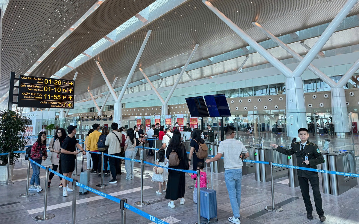 Khách đến TP.HCM tiếp tục tăng, dễ dàng làm thủ tục chuyến bay qua VNeID