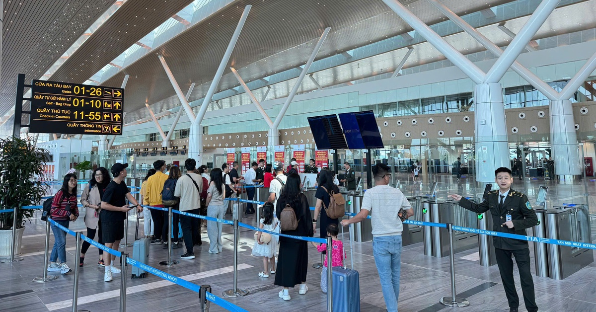 Khách đến TP.HCM tiếp tục tăng, dễ dàng làm thủ tục chuyến bay qua VNeID