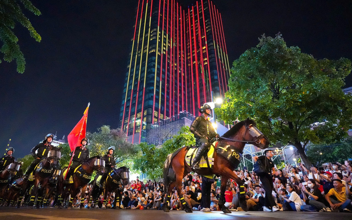 Người dân, du khách thích thú xem kỵ binh biểu diễn ngay trung tâm TP.HCM