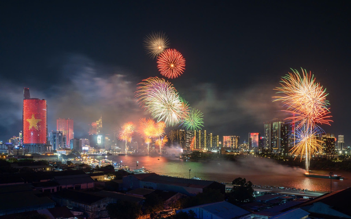 Pháo hoa rợp trời chào mừng 50 năm thống nhất đất nước