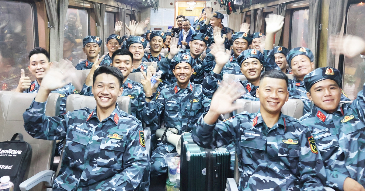 Hơn 440 cán bộ, chiến sĩ Quân khu 5 lên tàu vào Nam tham gia diễu binh