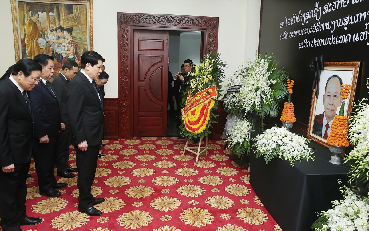 Lãnh đạo cấp cao Việt Nam viếng cố Chủ tịch nước Lào Khamtai Siphandone