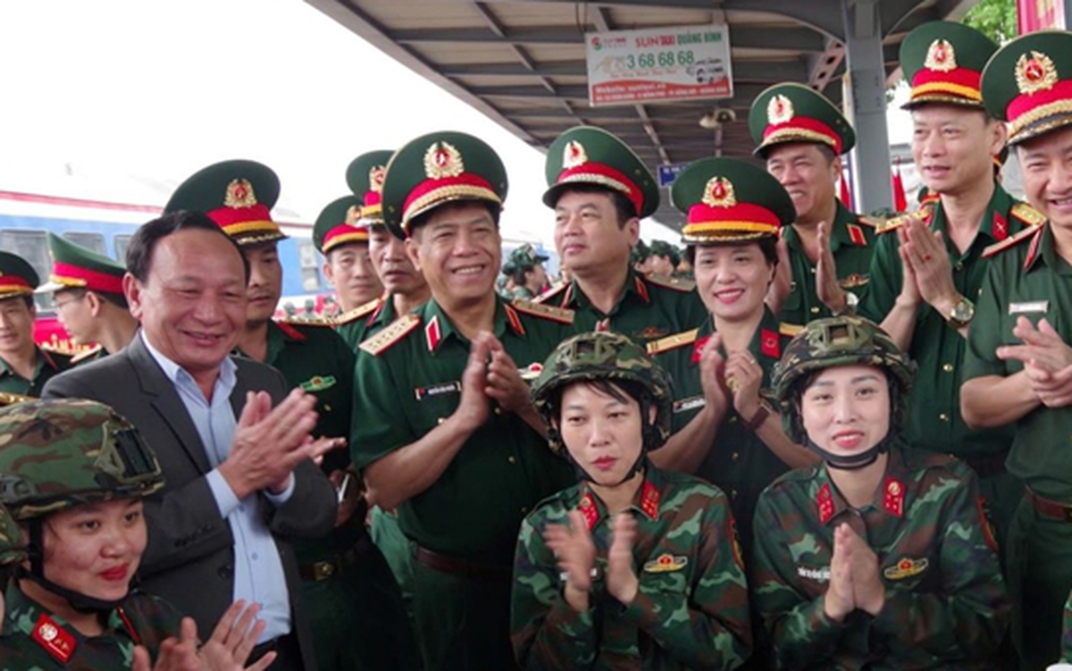 Gặp mặt, động viên lực lượng tham gia diễu binh, diễu hành mừng 50 năm thống nhất đất nước