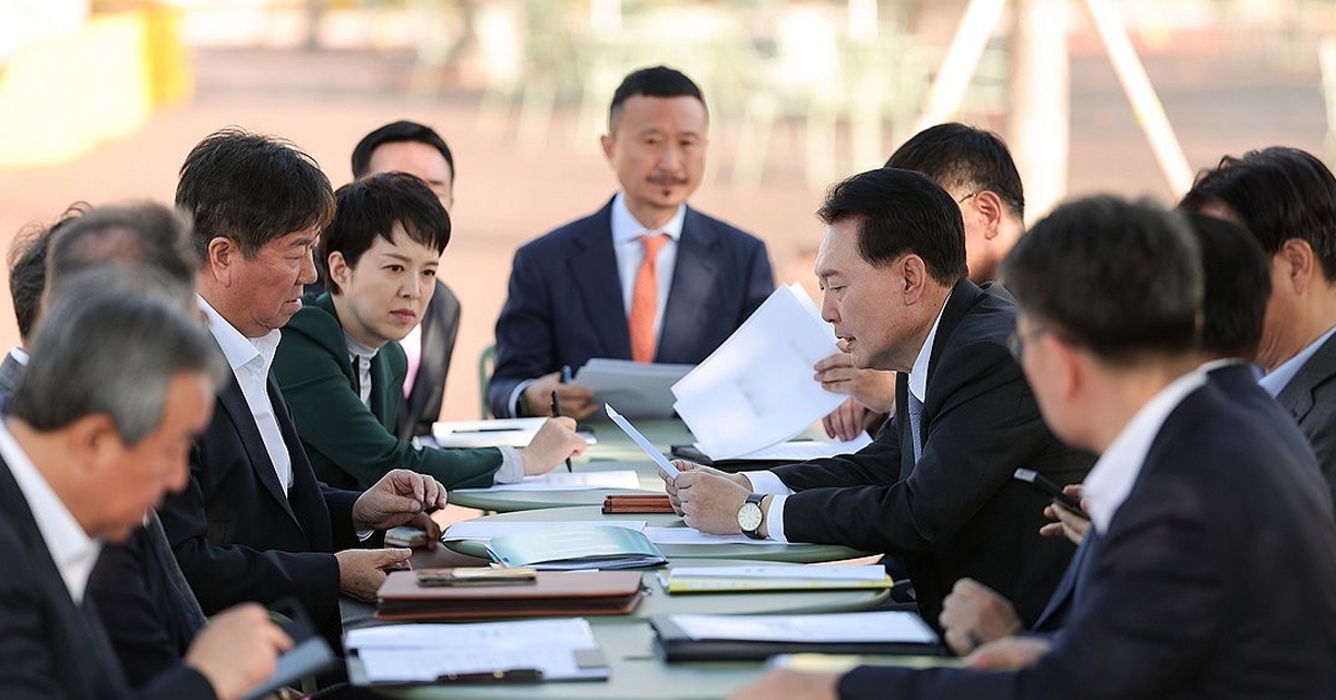 Ông Yoon bị phế truất, hàng loạt trợ lý cấp cao từ chức
