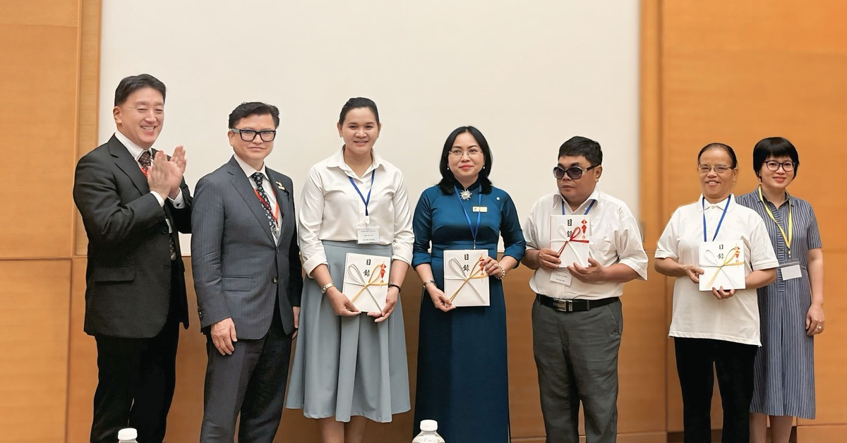 Hội Hữu nghị Việt - Nhật tại TP.HCM tặng sách cho 11 trường ở Việt Nam