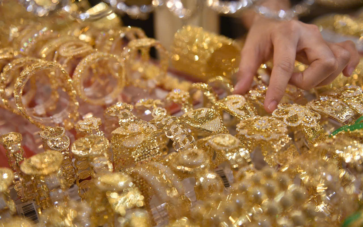 Giá vàng tuột dốc không phanh, giá USD rời mốc 26.000 đồng