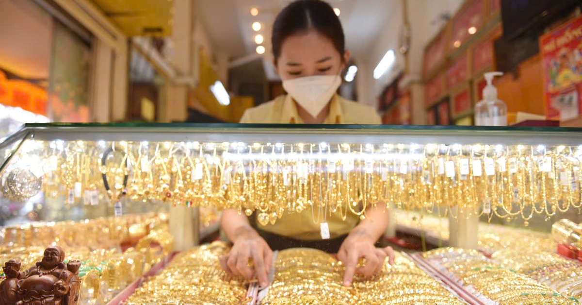 Giá vàng thế giới lại giảm mạnh