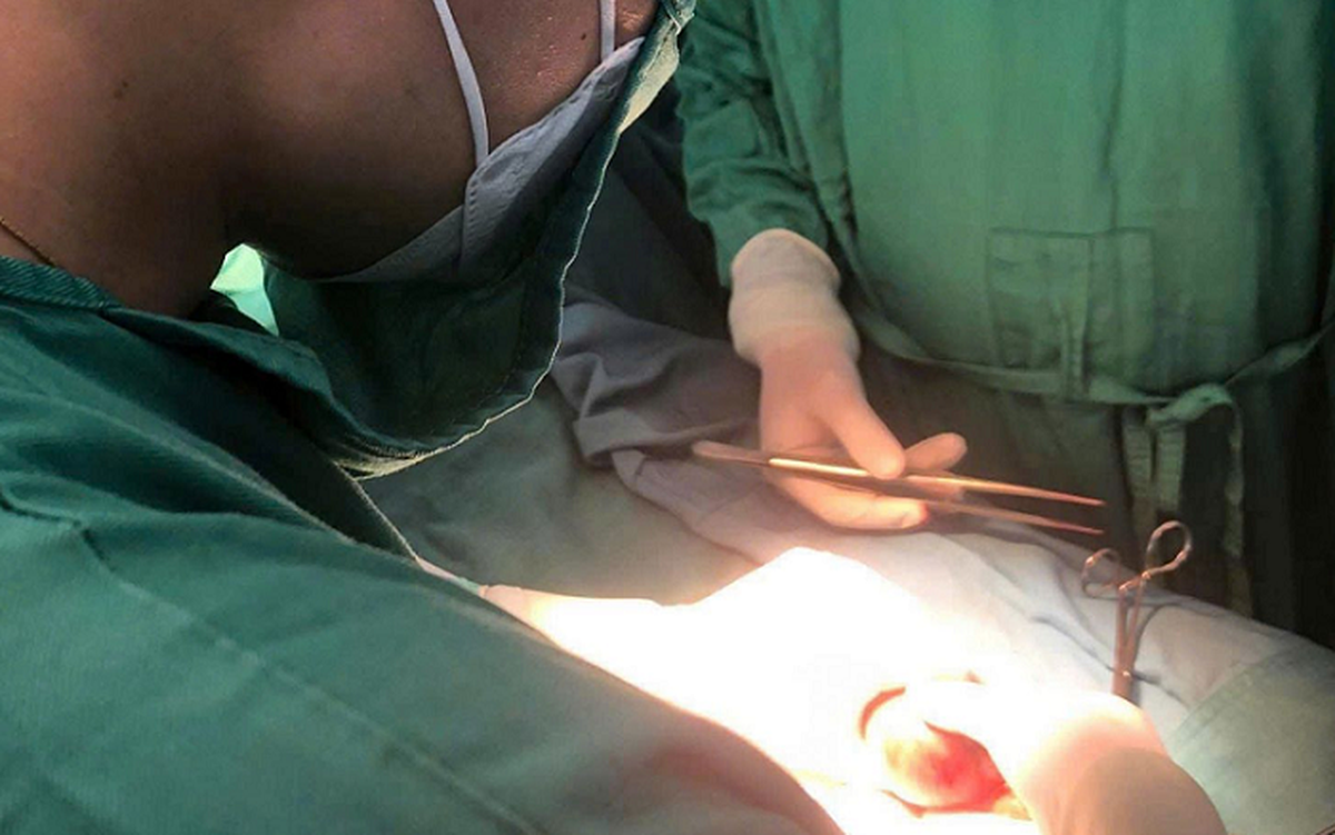 Chậm đi viện, 2 nam sinh cùng mất một bên tinh hoàn do xoắn tinh hoàn hoại tử