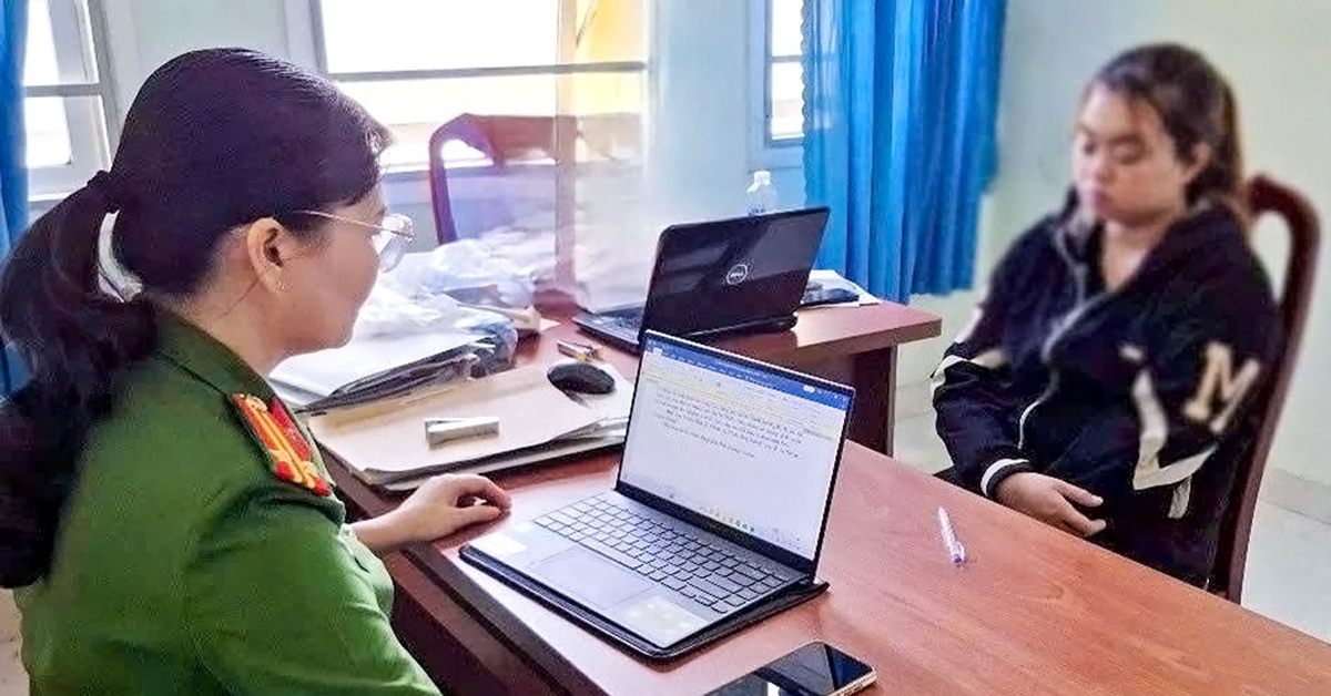 Bảo mẫu liên tục đánh vào mặt bé gái: Do đang xem điện thoại, bực nên đánh bé