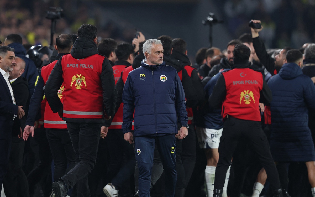 Tin tức thể thao 6-4: Mourinho bị cấm 3 trận vì 'bóp mũi' HLV đối thủ