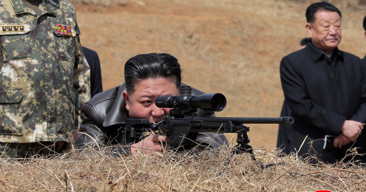 Ông Kim Jong Un ghé thăm căn cứ huấn luyện đặc nhiệm, tự tay thử súng bắn tỉa mới