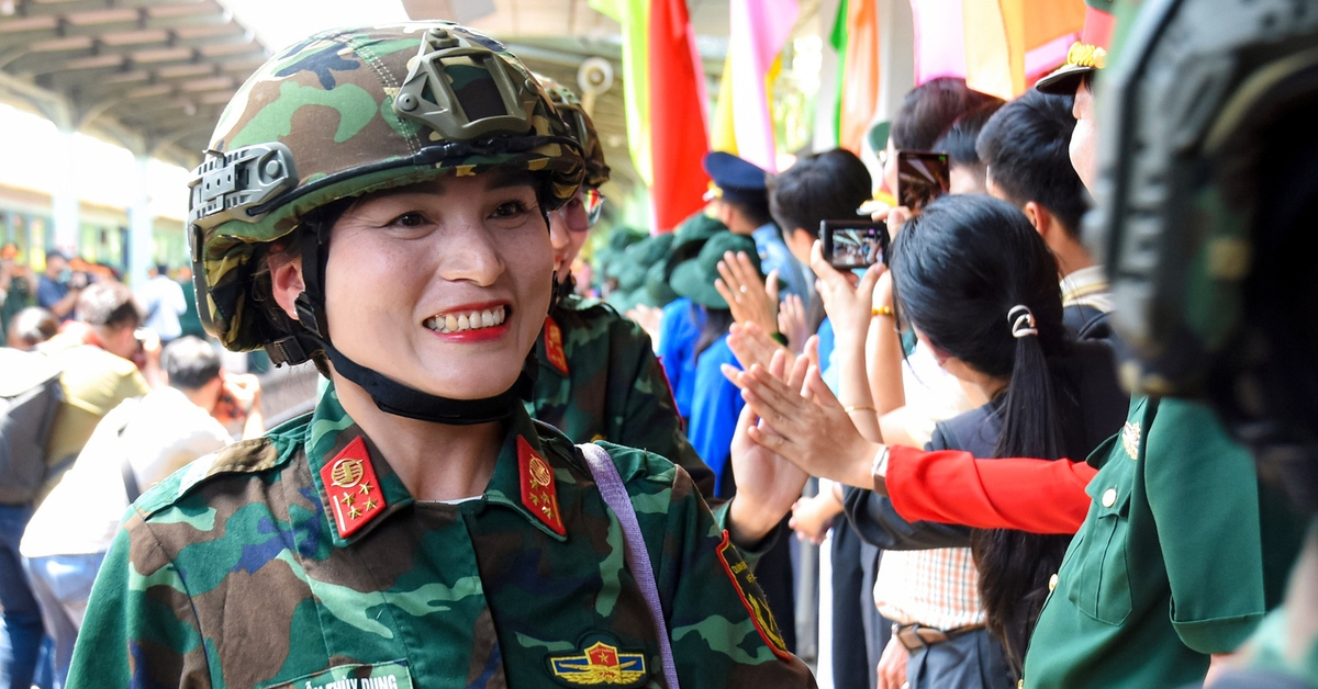 Nồng nhiệt đón chào những bóng hồng diễu binh, diễu hành đến Biên Hòa