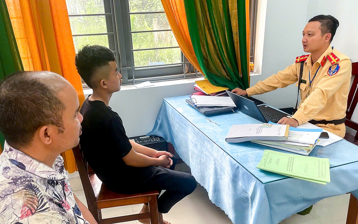 Con bốc đầu xe quay TikTok, cha bị phạt 14 triệu, tịch thu xe