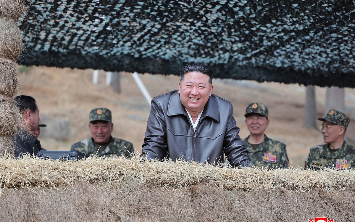 Ông Kim Jong Un ghé thăm căn cứ huấn luyện đặc nhiệm, tự tay thử súng bắn tỉa mới