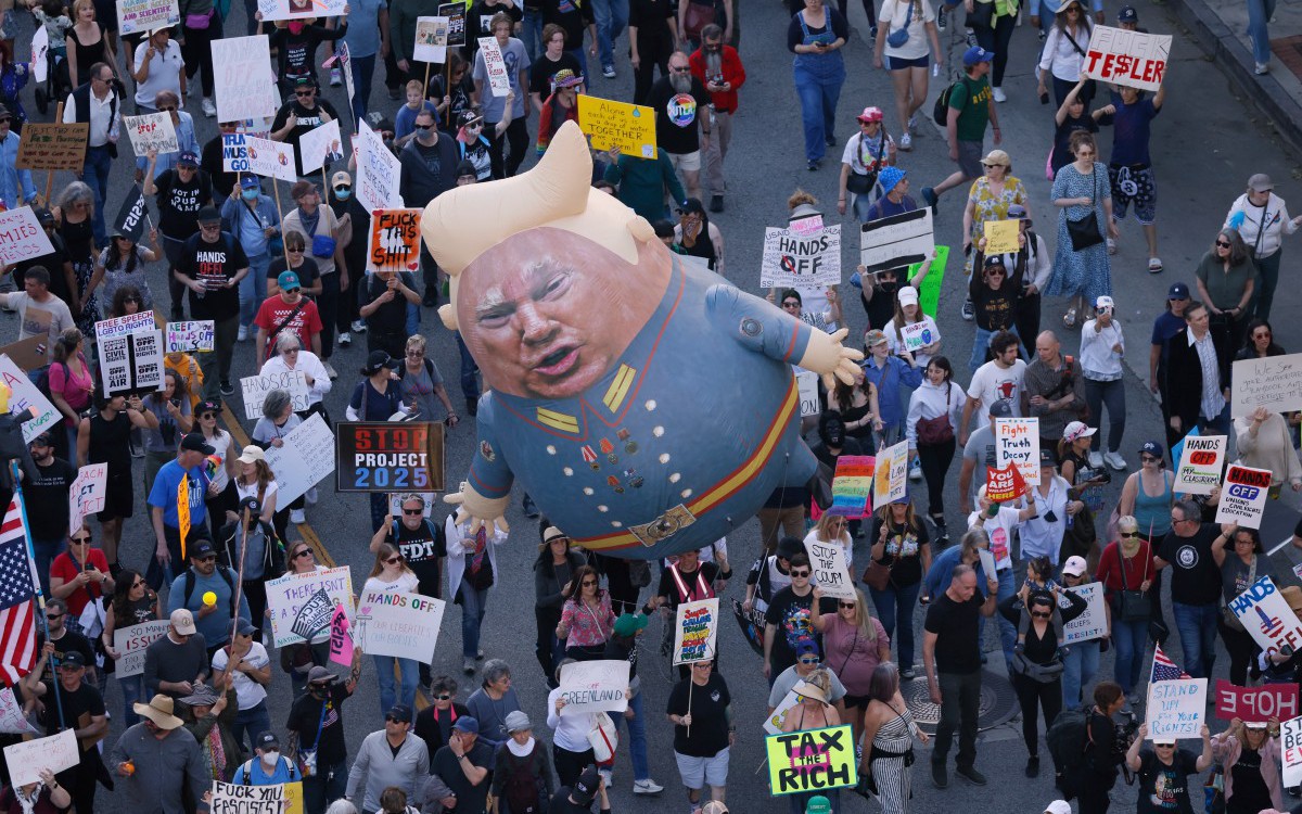 Thuế ông Trump có hiệu lực, biểu tình đồng loạt khắp nước Mỹ, Canada, Mexico, châu Âu