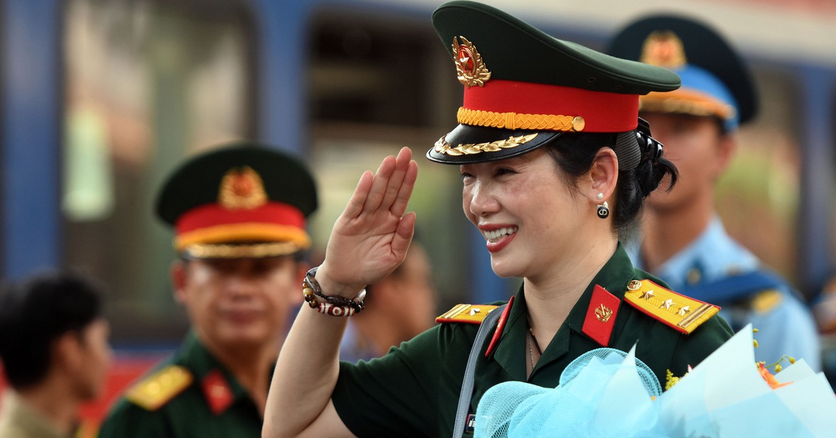 Tiếng hò reo, tiếng nhạc 'Đất nước trọn niềm vui' khi đoàn tàu đặc biệt đến ga Biên Hòa