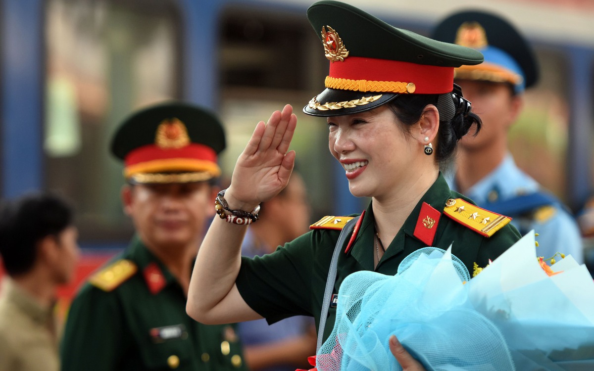 Tiếng hò reo, tiếng nhạc 'Đất nước trọn niềm vui' khi đoàn tàu đặc biệt đến ga Biên Hòa