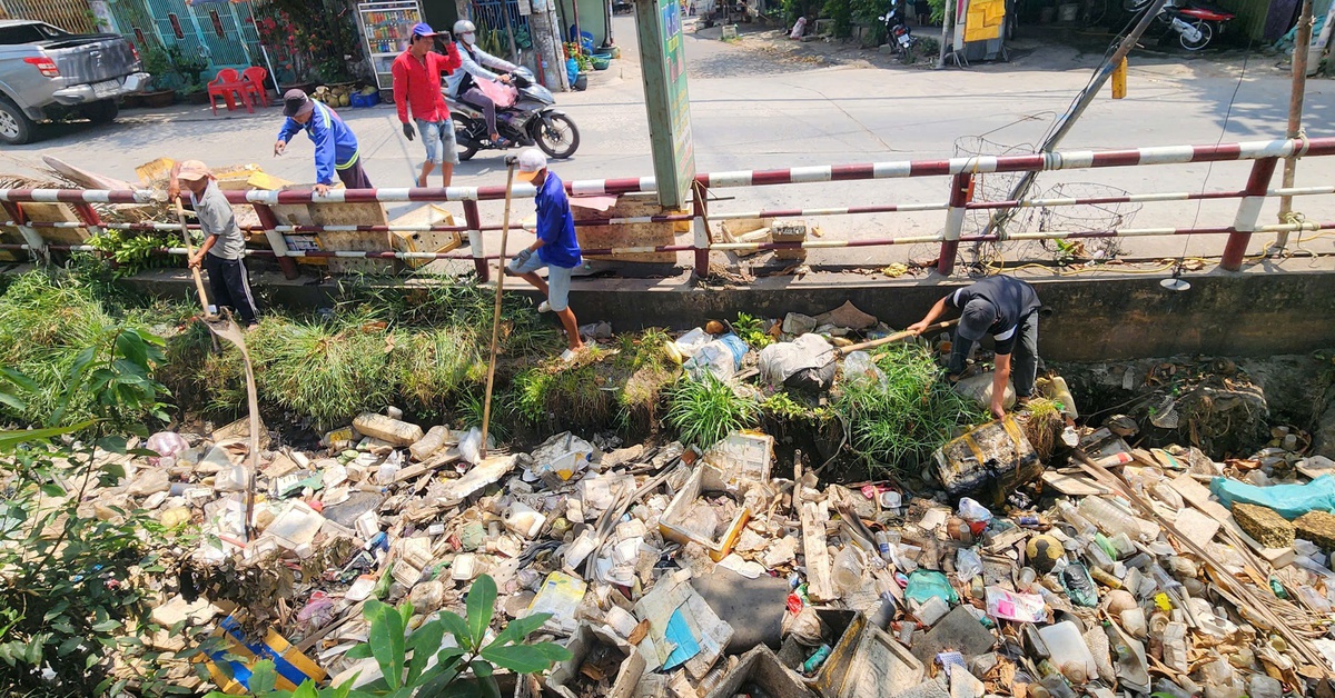 Vận động người dân dọc tuyến kênh lắp camera, xử nghiêm người xả rác