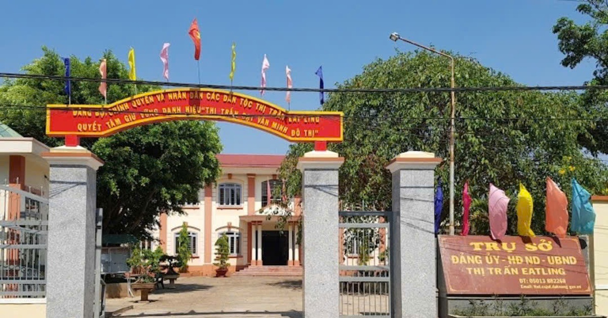 Vừa làm bí thư đảng ủy xã vừa giữ chức chủ tịch HĐND thị trấn: Bận quá chưa xin thôi nhiệm?!