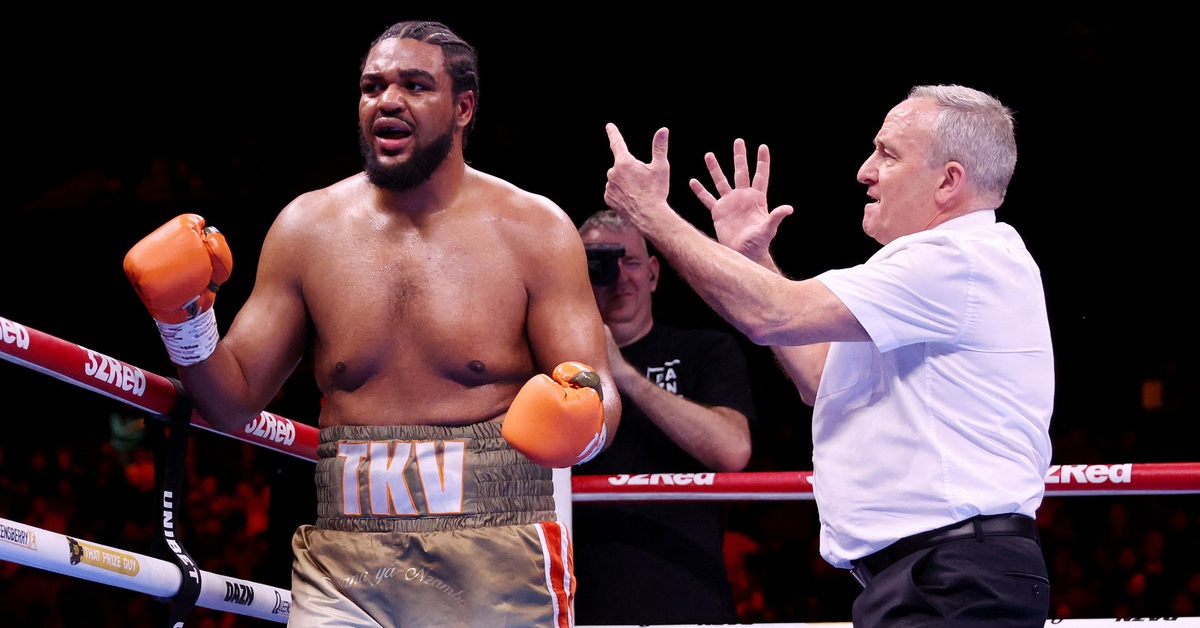Khoảnh khắc trọng tài 'tiếp tay' cho cú knock-out gây tranh cãi
