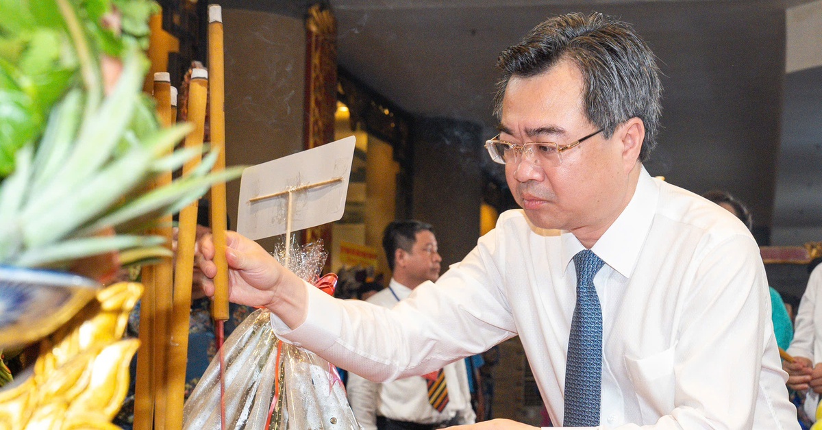 Lãnh đạo TP.HCM dâng hương giỗ Tổ Hùng Vương tại Đền tưởng niệm các Vua Hùng
